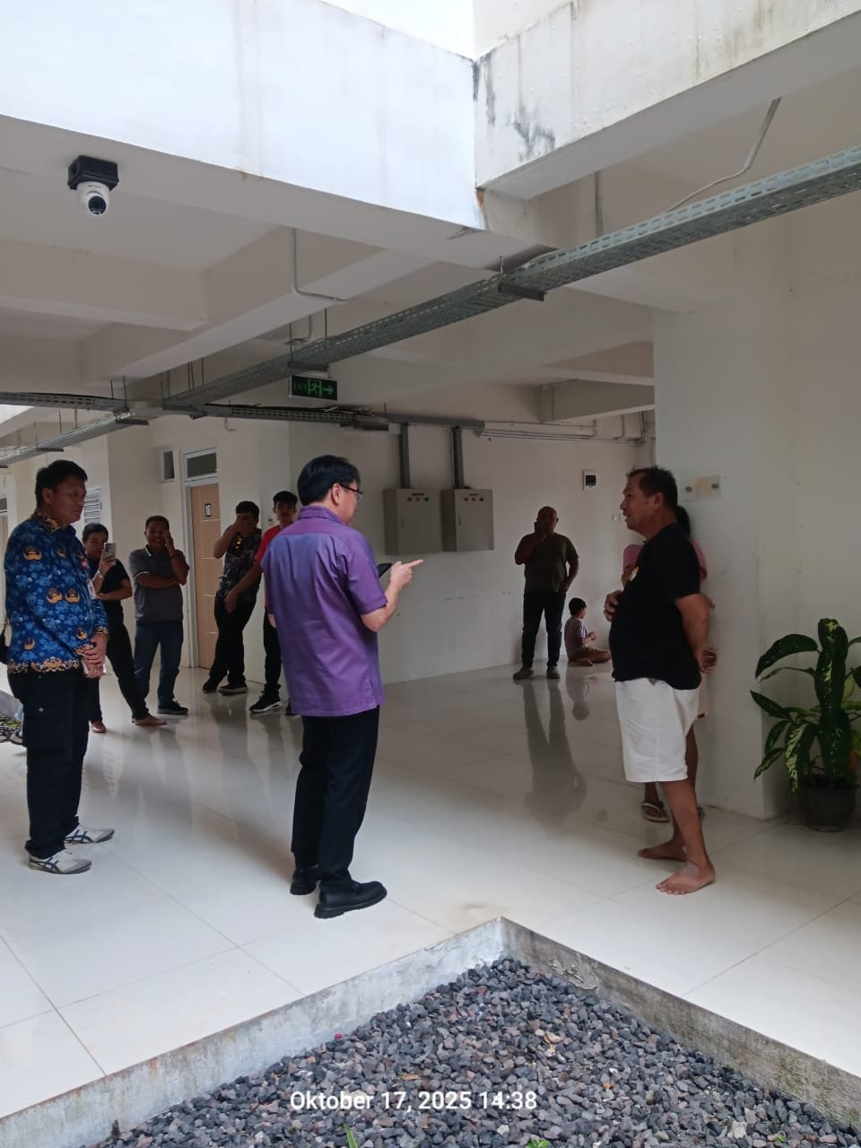 Walikota Manado Andrei Angouw berbincang hangat dengan salah satu warga Rusunawa Tanah Coklat, Jems Teintang Maleunseng. (Dok. CorongMasyarakat.com)