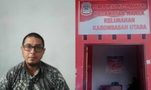 Ket foto: Lurah Valintino Kadato menegaskan komitmennya di ruang kerja: pelayanan publik harus hadir dengan nurani, bukan sekadar rutinitas. (ist)