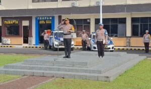 Ket foto: Kapolres Bitung AKBP Albert Zai memimpin apel sekaligus membacakan amanat Kapolda Sulut. (Dok.Humas Polres Bitung)