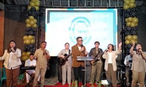 Ket foto: Suasana KKR Adult GMS Manado di Aula Symphoni Hall, Paniki Satu, Jumat malam (14/11), saat Bpk. Ronald Lendombela menyampaikan Firman Tuhan dari Kisah Para Rasul 3:1–10. (Dok.CorongMasyarakat.com)