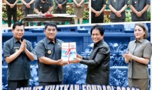 Ket Foto : Gubernur Yulius Selvanus dan Wakil Gubernur Victor Mailangkay saat menghadiri Rapat Paripurna DPRD Sulut membahas KUA-PPAS 2026, Selasa (18/11/2025). (Foto:Istimewa)