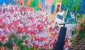 Tangkapan layar video viral - Detik-detik mobil MBG menerobos pagar SDN 01 Kalibaru sebelum menabrak barisan murid yang sedang beraktivitas di lapangan upacara.