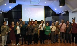 Suasana khidmat Rally Natal Gereja ICHTHUS Manado 2025 saat jemaat bersama tokoh masyarakat mengikuti ibadah pembuka rangkaian Natal. (Foto: CorongMasyarakat.com)