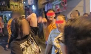 Ket foto: Korban berinisial S berada di lokasi kejadian di kawasan Dendengan Dalam, Manado, saat insiden dugaan kekerasan terhadap anak di bawah umur terjadi. (Foto: Istimewa)