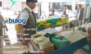 Dirut Bulog Ahmad Rizal Ramdhani berdialog dengan pedagang saat meninjau harga beras di Pasar Sentral Gorontalo, Senin (22/6/2026). (Foto: istimewa)