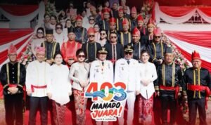 Ket Foto : Wali Kota Manado Andrei Angouw didampingi Wakil Wali Kota Richard Sualang mengikuti Upacara Bendera HUT ke-403 Kota Manado di Lapangan Sparta Tikala sebagai wujud penghormatan terhadap sejarah sekaligus komitmen melanjutkan pembangunan daerah. (Istimewa)