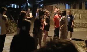 Ket foto : Warga berkumpul di lokasi kejadian dugaan pengancaman dengan senjata tajam di Kelurahan Winangun Satu, Malalayang, Manado, Sabtu (18/7/2026) malam. (Dok.CorongMasyarakat.com)