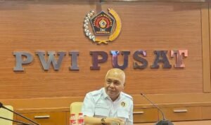 Ket foto : Ketua Umum PWI Pusat Akhmad Munir menyampaikan sikap resmi terkait pernyataan Hotman Paris yang dinilai merendahkan profesi wartawan dan berpotensi mencederai kemerdekaan pers. (Istimewa)