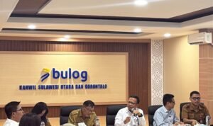 Ket foto : Rapat evaluasi penyaluran CPP beras SPHP Tahun 2026 yang digelar Perum BULOG Kanwil SulutGo bersama pemangku kepentingan di Manado. (Istimewa)