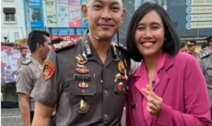 Ket Foto : Senyum syukur mengiringi langkah baru Kompol Elwin Kristanto usai menerima kenaikan pangkat. Didampingi sang istri, momentum ini menjadi simbol kepercayaan institusi sekaligus amanah untuk terus menghadirkan pelayanan terbaik bagi masyarakat. (Istimewa)