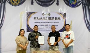 Ket foto: Direktur Kasalang Center Agianto S. C. Dawowo bersama Kepala Lapas Amurang Eduard Kaligis saat penandatanganan MoU kerja sama edukasi dan pendampingan hukum bagi warga binaan. (Istimewa)