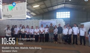 Ket foto: Petugas BULOG bersama Dinas Ketahanan Pangan melakukan pemeriksaan kualitas beras Bantuan Pangan di Gudang BULOG Paceda, Bitung, Rabu (12/8/2026). (Istimewa)