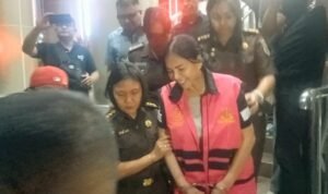 Ket Foto : Mantan Bupati Minahasa Utara Vonny Anneke Panambunan menjalani pemeriksaan di Kantor Kejati Sulut, Senin (31/8/2026), setelah diamankan di Timika, Papua Tengah. (Ist)
