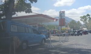 Antrean kendaraan mengular di salah satu SPBU di Kota Kotamobagu, Rabu (2/9/2026), di tengah berkurangnya pasokan BBM. Kondisi ini turut berdampak terhadap aktivitas masyarakat. ( Foto : Istimewa)