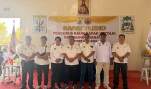 Ket Foto : Pengurus KBK Keuskupan Manado periode 2026–2030 bersama tim media center dalam Rapat Pleno Pengurus di Gereja Stasi Santa Veronika Paniki Dua, Paroki Yesus Gembala Baik, Sabtu (3/10/2026). (*)