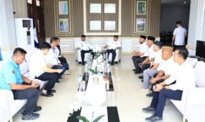 Ket Foto : Bupati Bolaang Mongondow Timur Oskar Manoppo memimpin pertemuan pematangan pelaksanaan pembangunan Kampung Nelayan Merah Putih di ruang kerja Bupati Boltim, Rabu (30/9/2026). (*)